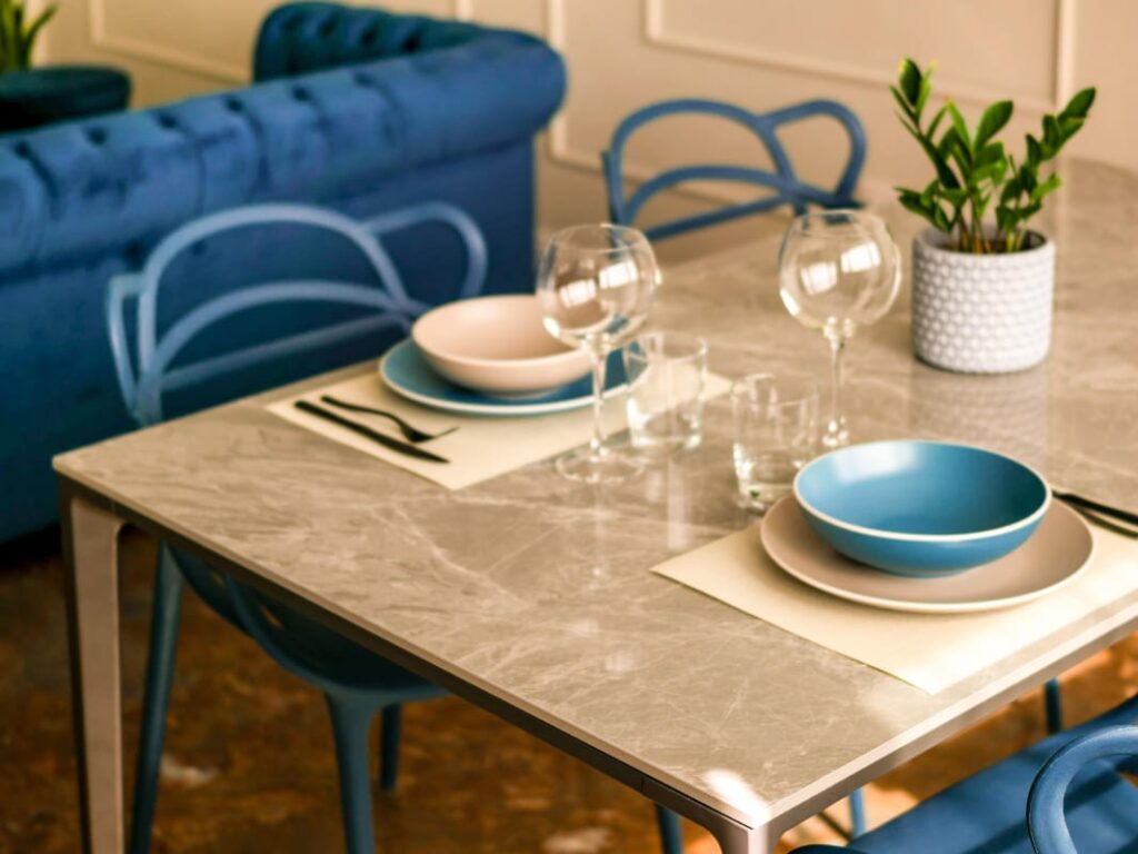 primo piano del tavolo da pranzo nell'appartamento