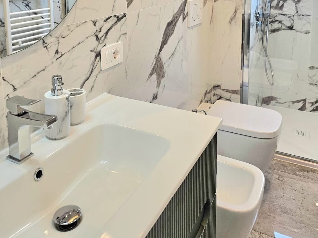 primo piano del lavandino nel bagno dell'appartamento