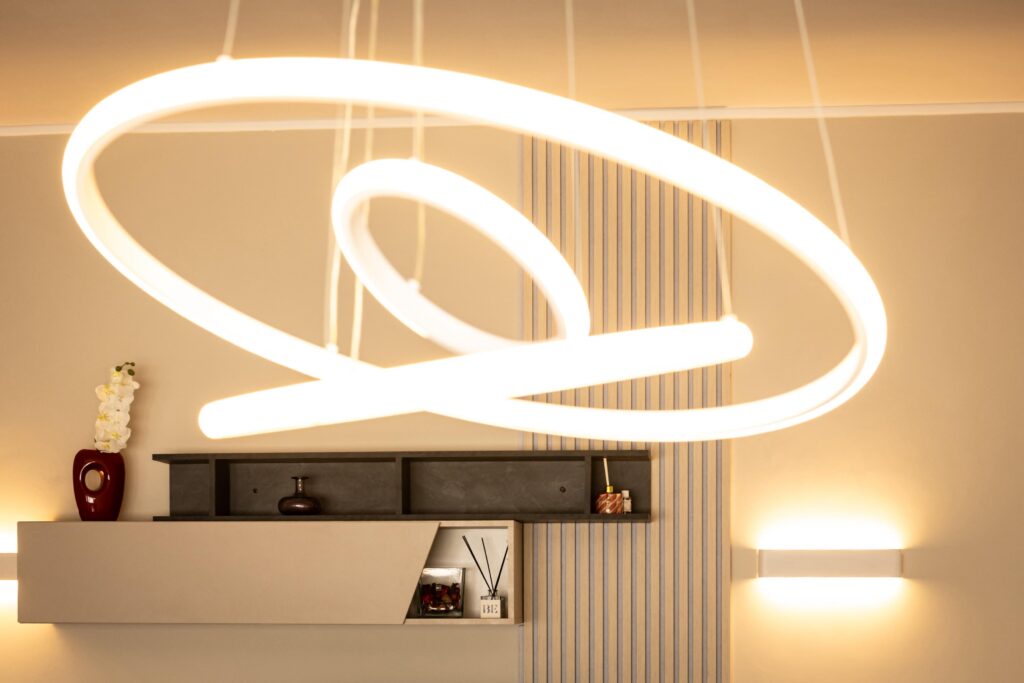 primo piano del lampadario nela soggiorno dell'appartamento